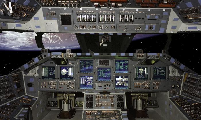 لوحة التحكم داخل قمرة القيادة في المكوك الفضائي