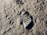أثر حذاء على القمر